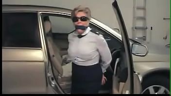 Jouer Femme mature sexy ligotée et bâillonnée