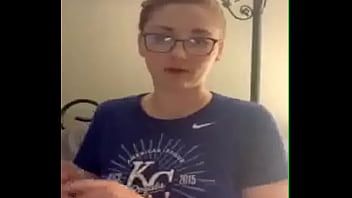 Redare Un tocilar drăguț cu un crop top sub sâni