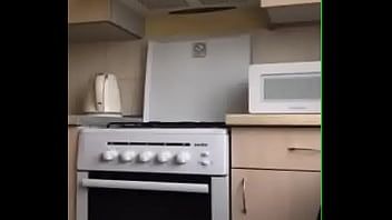 play Fata își arată sfarcurile dure pe ameporn