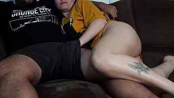 Abspielen Blowflix mit meiner Stiefschwester, sie hat mir beim Anschauen unseres Lieblingsfilms einen tollen Blowjob gemacht