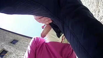 Redare Laura pe tocuri amator 2021 în ținută roz în muie în aer liber și creampie oral mascat