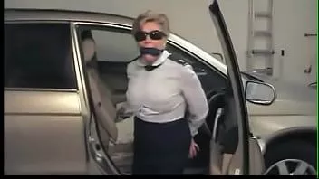 Jouer Femme mature sexy ligotée et bâillonnée