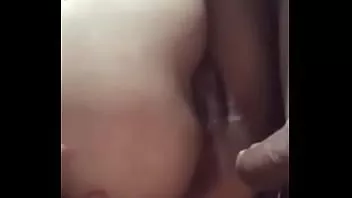 Jouer Desi fille profitant d'un jeune homme avec une bonne bite épaisse