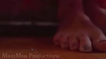 تشغيل قدمي امرأة الجني العملاقة