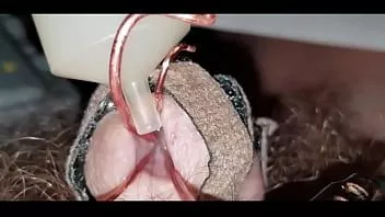 Riproduci I fili di stima dell'iniezione di sperma lungo la mia uretra per pisciare i muscoli e fuori si attaccano alla macchia