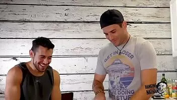 Oynat Nathan bronson dante colle için yemek yapıyor