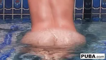 تشغيل كريستينا روز تلعب مع فوطها في حوض السباحة