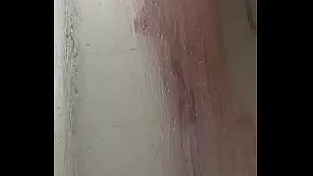 Reproduzir Jovem musculoso amadurece no chuveiro