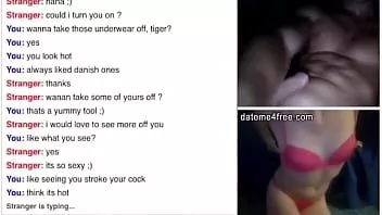 تشغيل امرأة سمراء فاتنة يساعد الرجل على ممارسة العادة السرية على كاميرا ويب