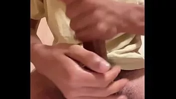播放 巨大公鸡的油性按摩和手淫，直到他射精