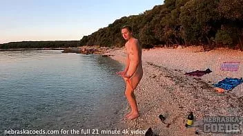Afspelen Naakt vuur dansen op het strand bij zonsondergang