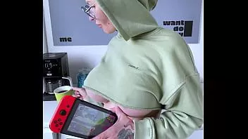再生 私のオマンコをしごく、ニンテンドースイッチをプレイしてコーヒーを飲む、ハゲのタトゥーを入れた女の子