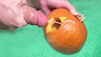 Abspielen An Halloween ficke ich eine feuchte Muschi und einen Kürbis. was ist besser?