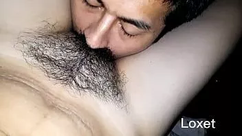 Riproduci La mia prima notte con la mia ragazza l'abbiamo fatto sul pavimento.