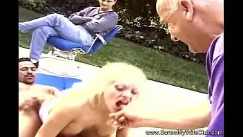 Abspielen Weiße Swingerfrau fickt Ebenholzmann im Freien