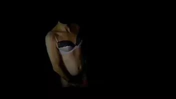 Riproduci Belinda cagna calda che mostra il suo corpo sexy