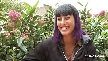 播放 Ersties：暴露狂宝贝在公共厕所里玩弄她湿漉漉的小穴
