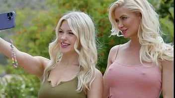 play Aceste două blonde își doresc foarte mult