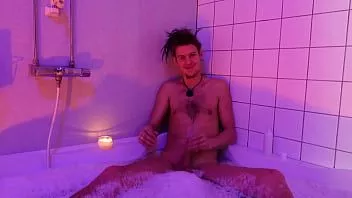 Jouer Jondalar s'amuse dans le bain