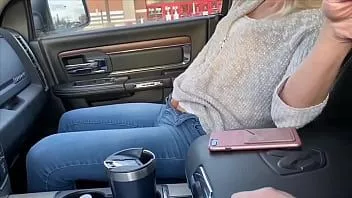 play Sayang mungil menyemprotkan di mobil dan memakai vibrator remote control di depan umum pada target