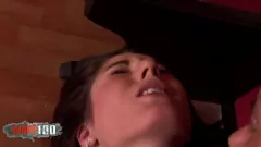 play La star du porno brune et maigre Josette Most se fait sodomiser et prendre un soin du visage