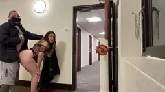 play Sexo en lencería pública: el coño mojado de una gran latina es lamido y follado duro