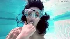Riproduci Bagnato e selvaggio: spettacolo di masturbazione subacquea di Brita Piskova in piscina