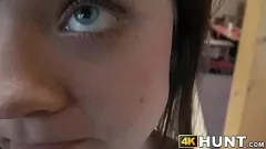 play الثلاثي الواقعي لامرأة سمراء الديوث مقابل المال في صالة البولينج