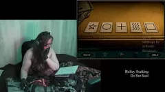 播放 黑发 BBW 有纹身和眼镜裸露在裸体游戏第 3 场