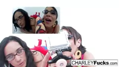 play 黑发女同性恋色情明星查理·蔡斯（Charley Chase）和朋友与假阳具和口腔性行为狂野