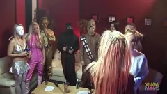 Reproduzir Festas de fantasia se transforma em orgia sexual de grupo selvagem com milfs em meias
