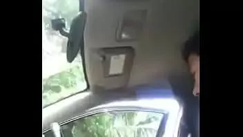চালান বড় মাই সহ সুন্দর ইন্দোনেশিয়ান মেয়ে গাড়ির শিশ্ন উপর sucks