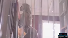 播放 英国熟女艾拉·西尔弗 (Ella Silver) 独奏：展示她完美的圆屁股和纹身