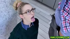 Abspielen Stiefvater Johnny Castle erteilt seiner ungezogenen Stieftochter Lily Larimar eine Lektion mit hartem Sex und Deepthroat