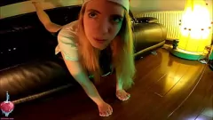 Riproduci Una bionda magra fa un pompino natalizio strabiliante con un grosso cazzo, piedi in aria e azione dietro le quinte