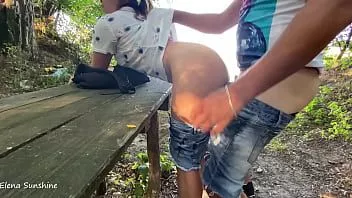 play Seks di depan umum dengan saudara tiri di dekat sungai