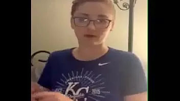 play Un tocilar drăguț cu un crop top sub sâni